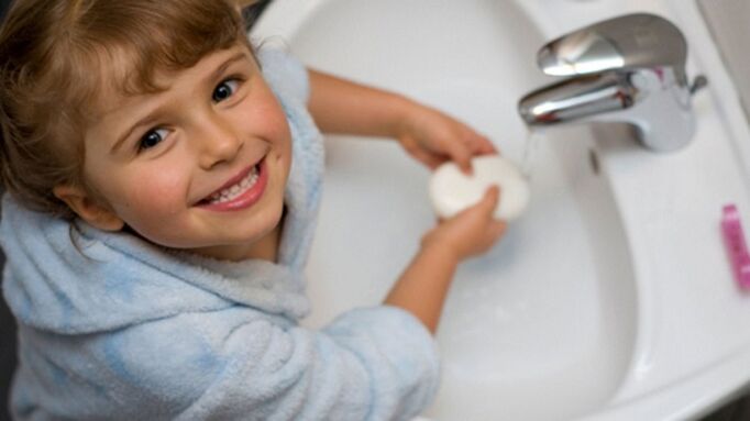 the child washes hands with soap to prevent worms