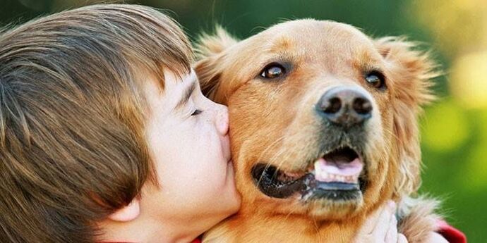 boy kisses dog and gets infected with parasites